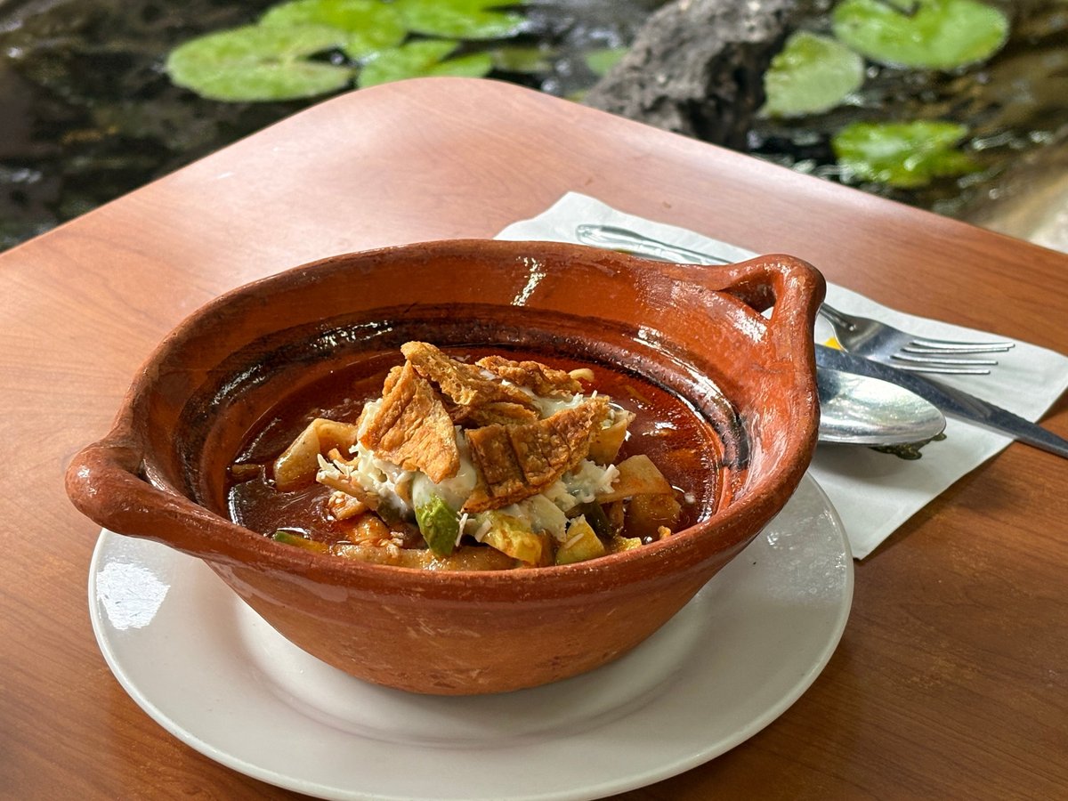 Pozole estilo Guerrero con chicharrón y aguacate